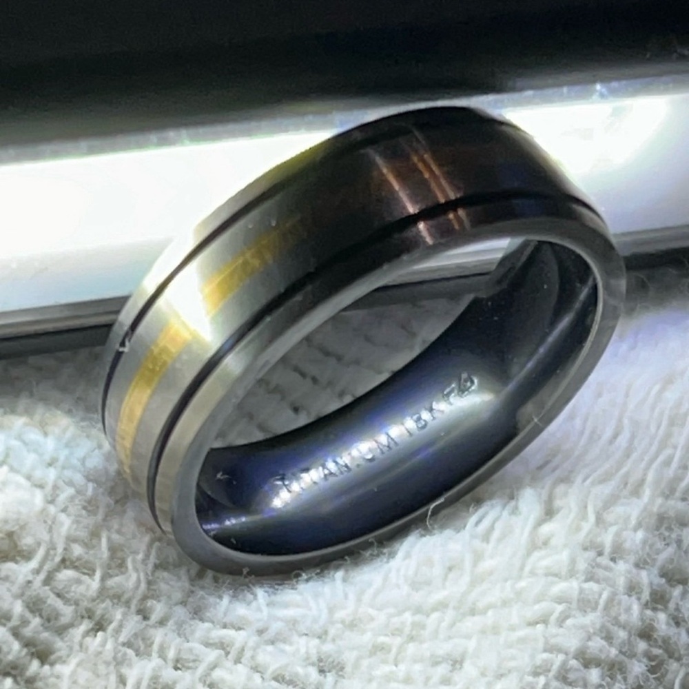DERCO JEWELRS NIB Mens Titanium and 18kg Wedding Band sz 10 - Picture 6 of 8
